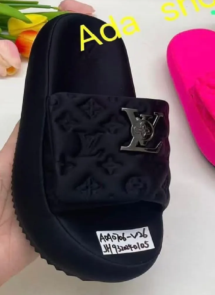 Louis Vuitton Women's cushioned slide sandals / comfort pool slides.