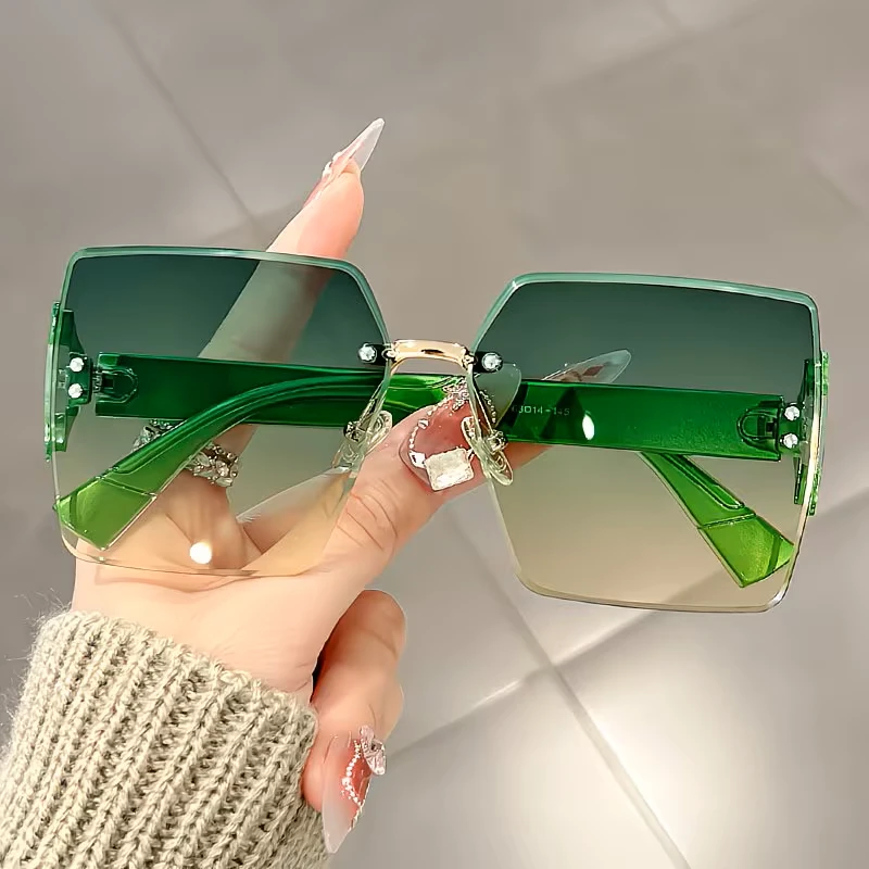 Fashionable Glasses with a Large Square Frame And No Borders, Featuring Studded Decorations And Thick Temples, Perfect for Street Photography And Parties